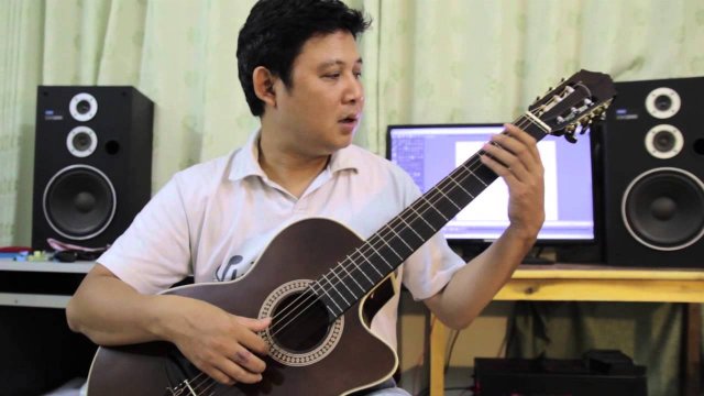 Tư thế ngồi chơi đàn guitar